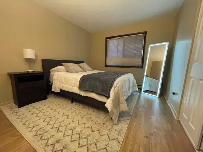 Comfy 2 bedroom condo with 75” smart TV 매코믹 트리뷴 플라자 주변 호텔