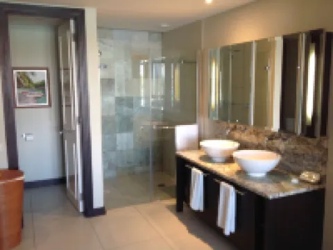 Magnificent sea view accommodation on private island 羅切凱曼酒店