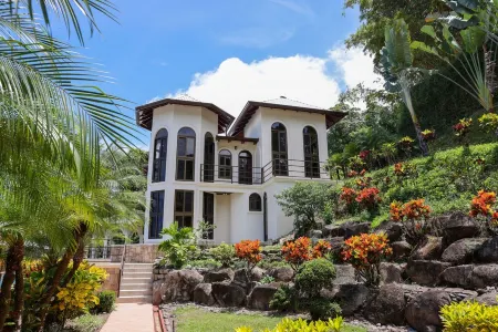 Resort style Villa with amazing Pool and Gardens!