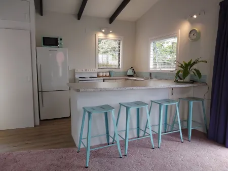 Quiet little batch just 5min walk from shops Отели рядом с достопримечательностью «Sovereign Pier on the Waterways»