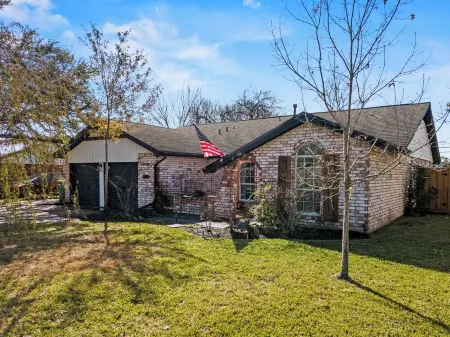 "Cozy Comforts of Home" Private POOL, 5 mins from Kemah Boardwalk & NASA