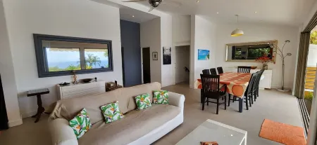 In a quiet, popular subdivision, villa with pool, view of Moorea, 5 bedrooms