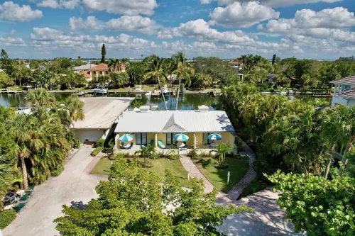 Beautiful canal front unit!See manatees playing from your living room.Cabana #12