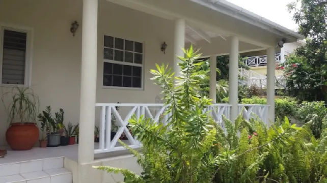 Apartment in quiet upscale Holetown area near Limegrove Centre and Beach