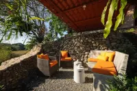 Quiet Hideaway Near Black Sand Beach, 3 bedrooms, 3 bathrooms. Sleeps 6 adults.
