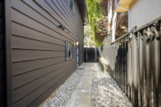 Modern, Bright, Clean 2 Bedroom Suite - Great Location!