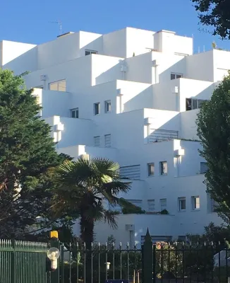 Cosy studio, close to the beach, real bed and parking