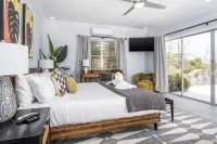 3 Villas,One Price/ Sleeps 16/ Steam Room/Private Pool/Close to everything Gated โรงแรมใน