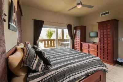 Sunrise Harbor, Roatan's Premier Vacation Retreat