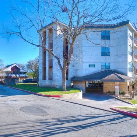 Updated Single Story Comal River Condo with Pool-Walk to Downtown NB