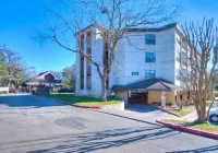 Updated Single Story Comal River Condo with Pool-Walk to Downtown NB