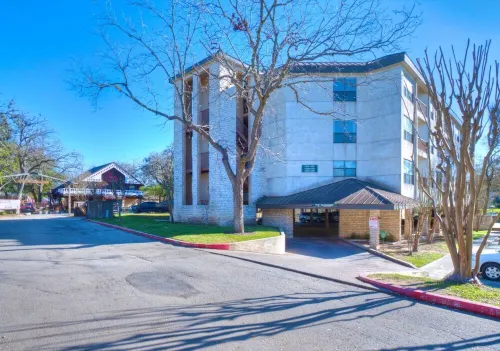 Updated Single Story Comal River Condo with Pool-Walk to Downtown NB