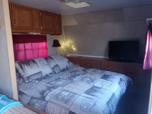 Glamping at it's best! Sleeps 4, Porch w/grill Fire pit Big outdoor living space