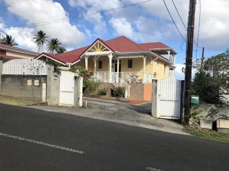 Pretty villa of very good quality with view on sea and Mountain