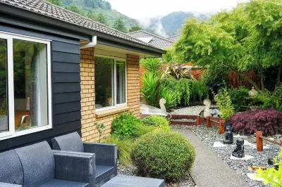 Only 4 km to Town. Beautiful Inside & Out, Relaxing,Tranquil, Great Home for All Hotels in 