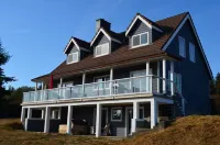 Beautiful beachfront Villa on 80 acres of farmland! Hotels in 