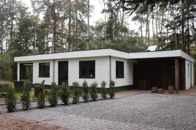 Child-friendly bungalow in the forest, near a beautiful swimming lake Hotel dekat Motteburcht