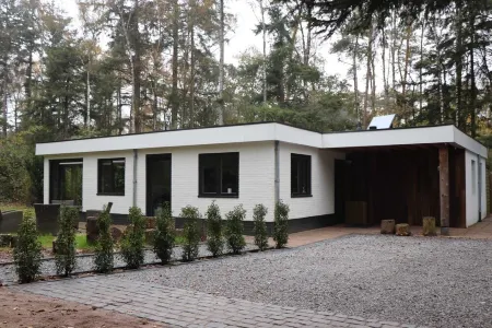 Child-friendly bungalow in the forest, near a beautiful swimming lake