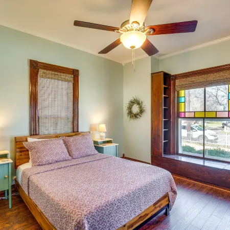 Granbury Home w/ Fire Pit, Walk to the Square!
