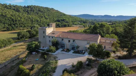 Domaine la Ferme HI Bride Отели рядом с достопримечательностью «Chateau La Coste en Provence»