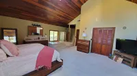 Private house close to Sequoia National Park with pool and private river access