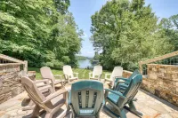 Living the Dream Lovely 5/4 with Fireplace, Dock, Firepit with 9 Rockers Hotels near Campsite No 70