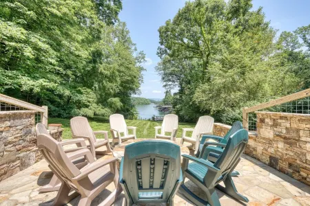 Living the Dream Lovely 5/4 with Fireplace, Dock, Firepit with 9 Rockers Отели рядом с достопримечательностью «Campsite No 70»