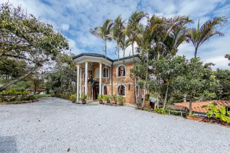 Ayenda Llanogrande Inn Отели рядом с достопримечательностью «Mirador al Aeropuerto de Medellin MDE»