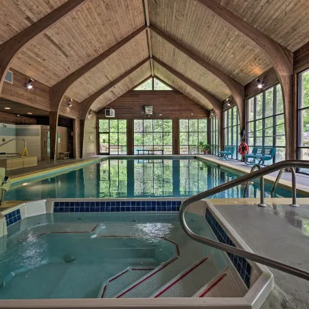 Wooded Cabin Mtn Views, Hot Tub and 2 Decks!