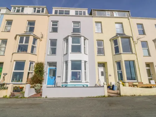 11 Marine Terrace - 4-Star