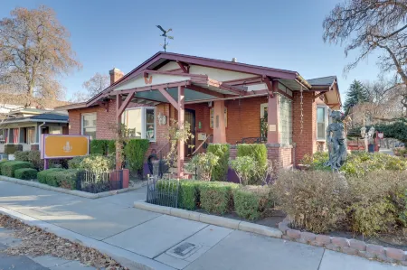 Steps to Truckee River Walk Rose Cottage Отели рядом с достопримечательностью «Парк Ранчо Сан Рафаел Офф-Лиш Дог»