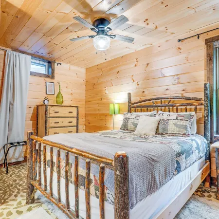 15 Mi to Hocking Hills: Secluded Cabin w/ Hot Tub