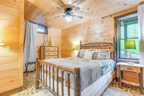 15 Mi to Hocking Hills: Secluded Cabin w/ Hot Tub - balcón