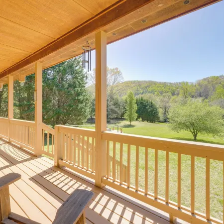 3 Mi to Hiawassee: 'Berry Cute Country Cottage'