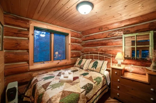 97mf - Lakeside - Dock - BBQ - Pets Ok - Sleeps 6 3 Bedroom Home by RedAwning