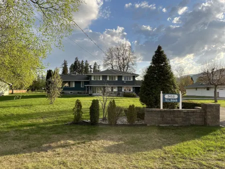 Sunny Shuswap B&B Отели в г. Чейз