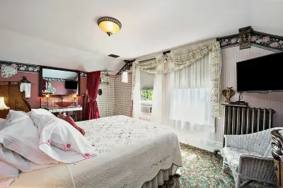 Secrets on Main Bed & Breakfast Hotels near Walgreens