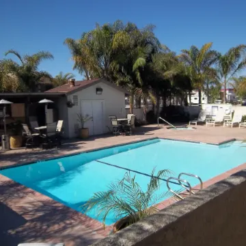 O'Cairns Inn and Suites