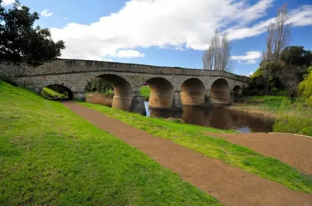 Bridge Cottages Sargeants & Armoury Cottages 1823 - History & Charm Отели в г. Ричмонд