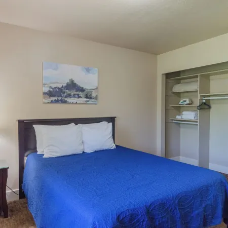 2-bedroom condo in Logan with WiFi, AC