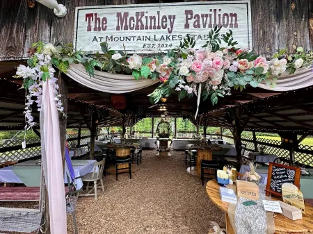 Cozy Cabin and Fall Leaves!  Swim, Horses, Hiking, Lake-3 mi from Helen! Relax!