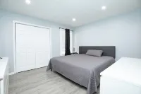 Modern 2BR, Unit 1, Yard, Laundry, Smart TV