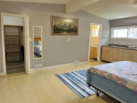 Private Suite at Coquitlam Center! 5 min walk to Skytrain & Mall Отели в г. Порт Кокитлам