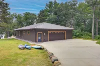 Lakefront Home W/Private Dock-15 Mi to Walker - parking