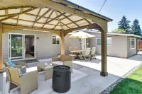 7 Mi to Vancouver Waterfront: Sleek Home w/ Yard! - 4-Star