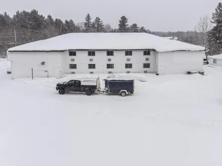 Lakeside Inn Отели в г. Леннокс энд Аддингтон Каунти