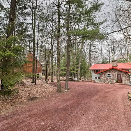 Deck & Fire Pit: Cozy Pocono Mountain Home