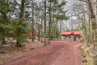 Deck & Fire Pit: Cozy Pocono Mountain Home - Kylpylä