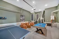 Rooftop Deck & Shuffleboard BBQ Near Downtown - Water Park