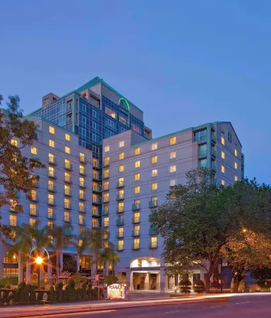 Hyatt Regency Sacramento Отели рядом с достопримечательностью «McClatchy Library»